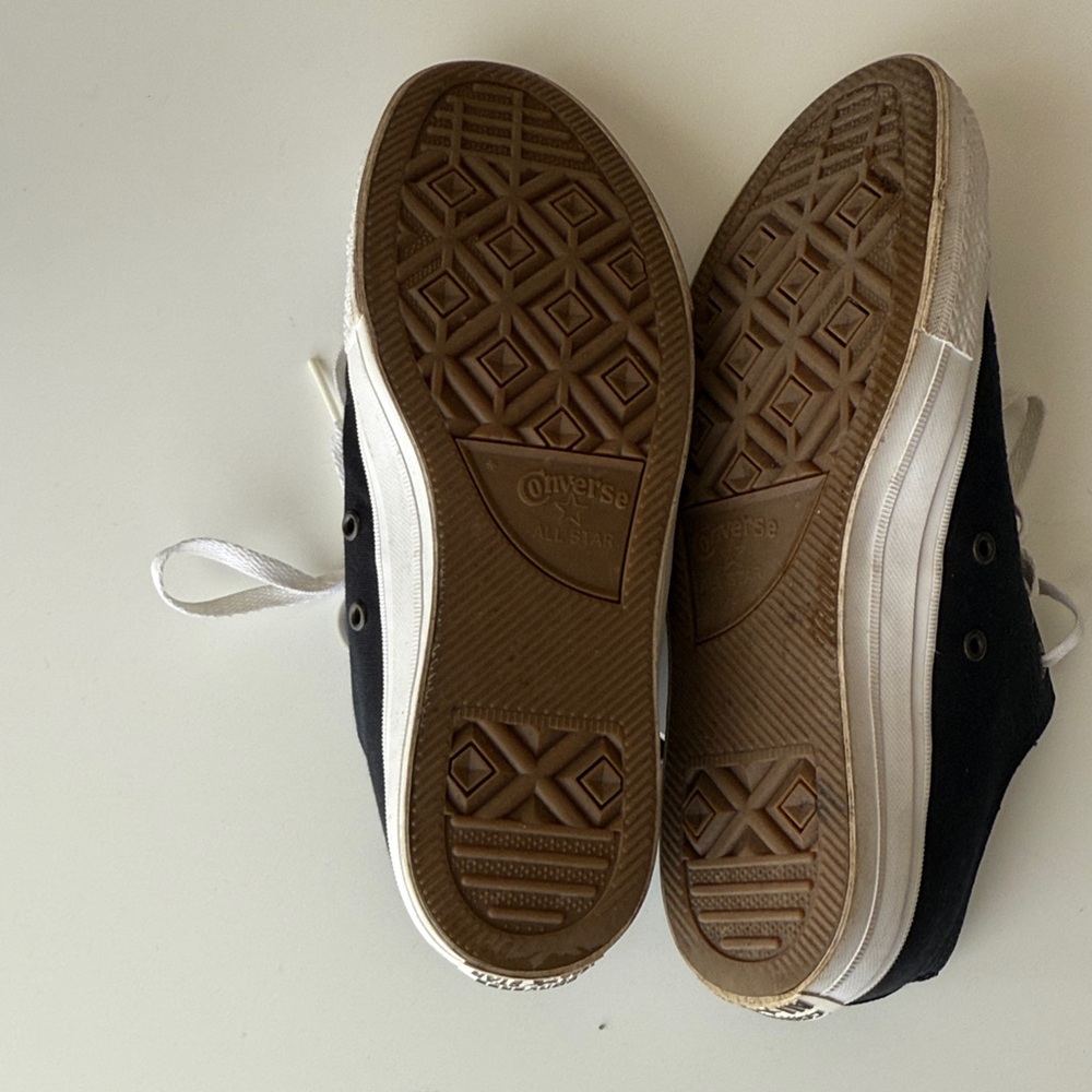 Converse•Black and White Canvas Sneakers•Size 8.5 - Picture 3 of 9